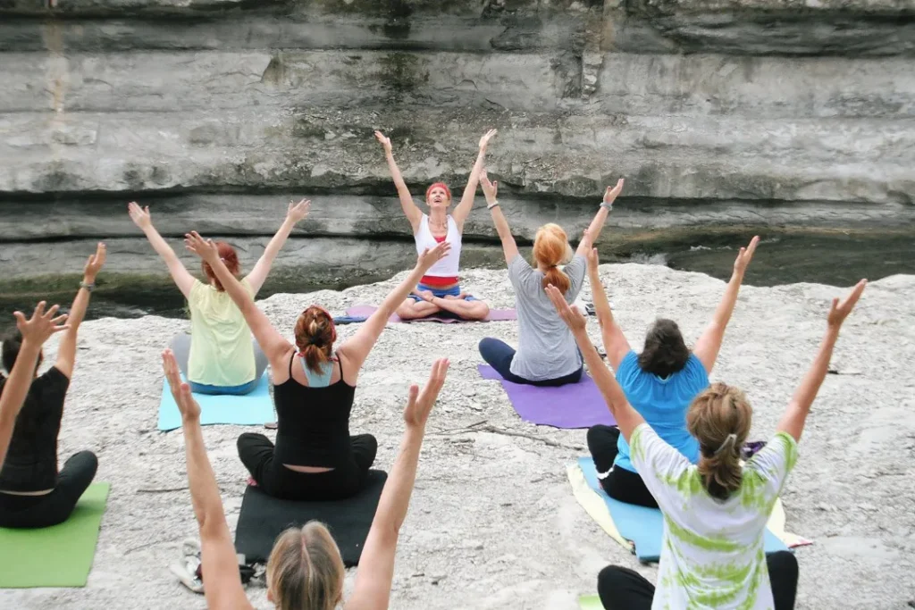 Yogaruppe als Sinnbild für Freizeit